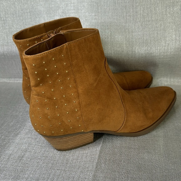 GUESS MID BOOTS TAN COLOR USED IN GOOD CONDITION. - Picture 4 of 8